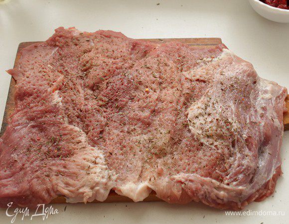 Мясо посолить и поперчить, посыпать тимьяном.