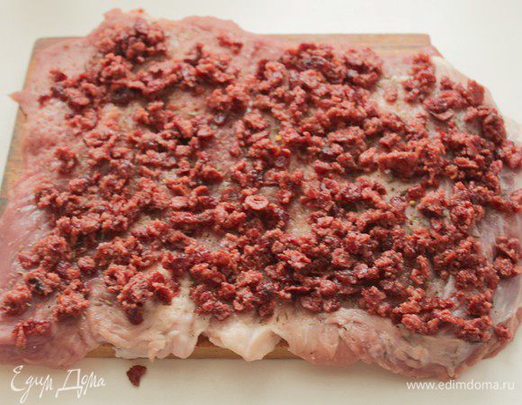 Клюкву измельчить в блендере, выложить на мясо.