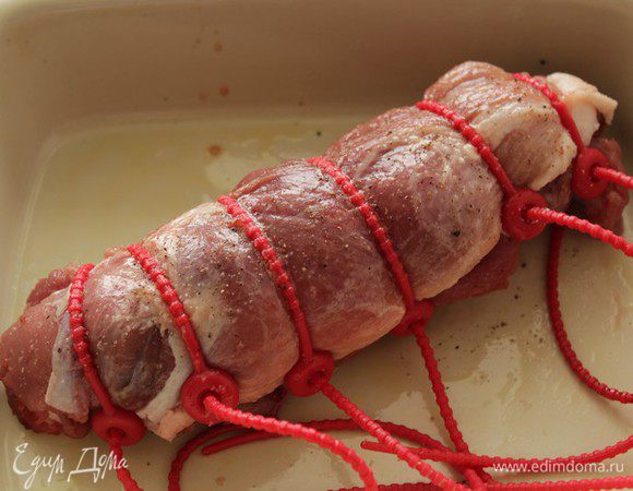 Свернуть рулет, обвязать либо нитью, либо такими жгутиками. Натереть рулет солью и перцем, оливковым маслом.