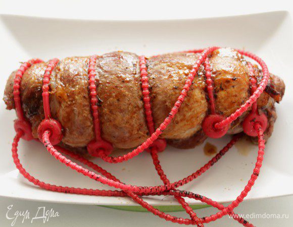 Запекать в предварительно разогретой до 180-200С духовке в течение 50-60 минут, периодически поливая его выделившимся соком. 