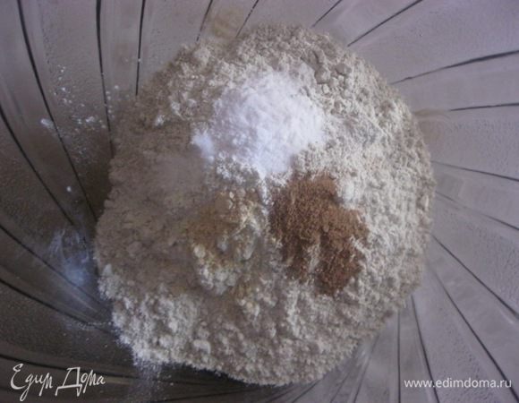 В миске смешать ржаную муку, соль, соду и специи.