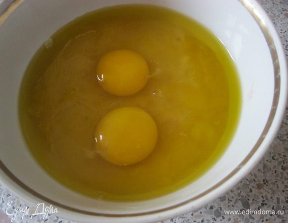 В отдельной миске смешать до однородности мед, яйца и оливковое масло.