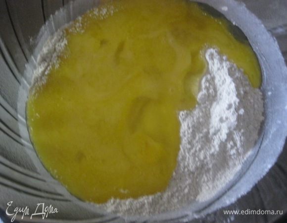 Смешать  мучную смесь с жидкой.