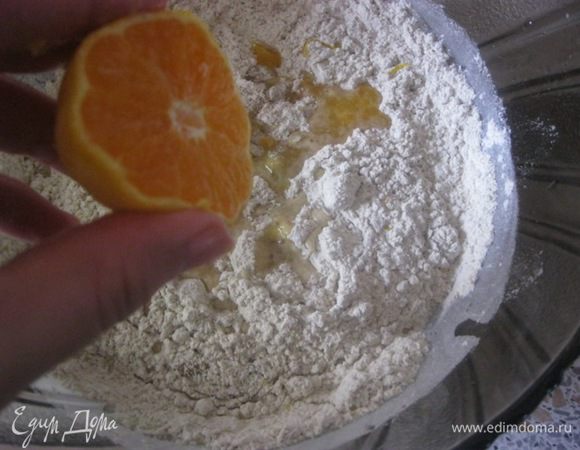 Натереть цедру мандаринов.
Отжать сок.
* Необходимо, примерно 5-6 ст.л сока.