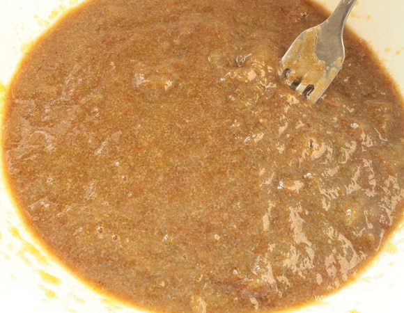 Икру промыть,удалить пленки,слегка взбить с помощью вилки.