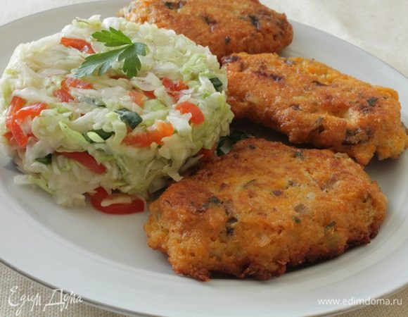 Обжарить с двух сторон на небольшом огне в сковороде с растительным маслом.Готовые икряники сложить в кастрюльку,налить на дно немного воды,можно добавить по желанию кусочек лаврового листика,тушить на маленьком огне минут пять.Подавать с любым овощным салатом или гарниром.Приятного вам аппетита!