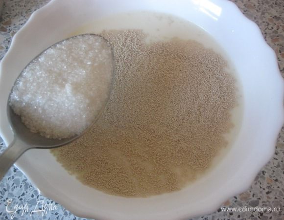 Изюм вымыть и обсушить.
В теплом молоке развести дрожжи с сахаром ( 1 ст.л).
Оставить на 15-20 минут.