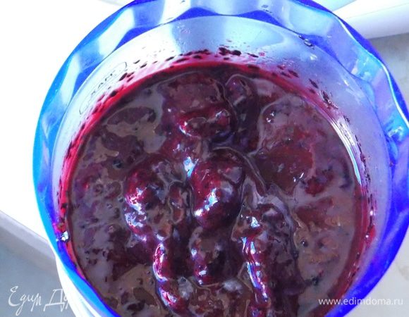 Для начинки замороженные ягоды залить кипятком и измельчить блендером.