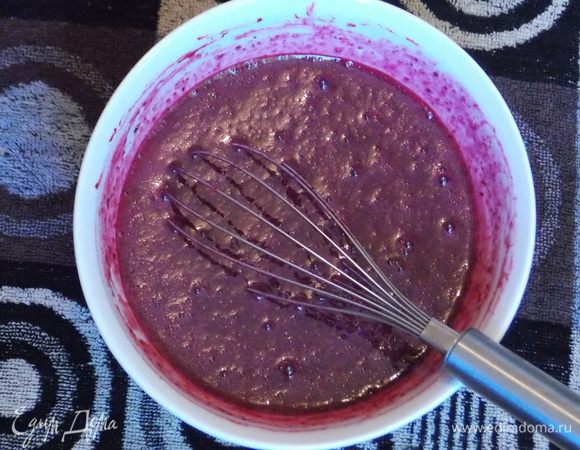 Полученную массу протереть через сито, смешать с сахаром, добавить яйца, хорошо размешать.