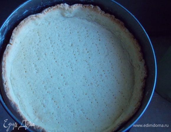 Основу для пирога выпекать при 200 град., сначала с грузом минут 15, затем без груза минут 5-7 (я выпекала чуть дольше).