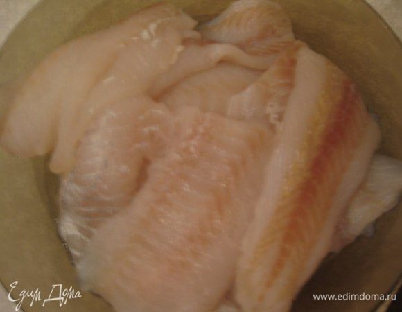 Филе рыбы сбрызнуть соком лимона и посыпать приправами для рыбы. Поставить в холодильник на 20-40 минут.