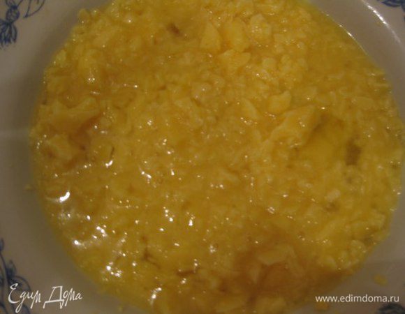 Взбить яйца и потереть мелко сыр. Все перемешать.