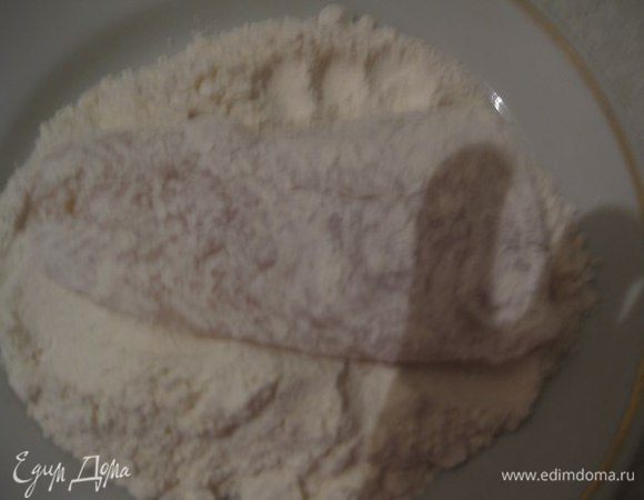 Рыбу обвалять в муке, потом в яично-сырной смеси.
Жарить на сливочном масле 5-7 минут каждую сторону.