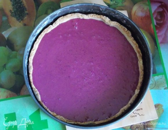 В начинку добавить сливки и вылить ее на корж. Выпекать при 170 град. около 30-35 минут.