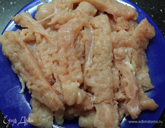 Сполосните куриные грудки под холодной водой, а затем насухо вытрите.
Каждую грудку заверните в пищевую пленку или положите в маленький пакет и хорошо отбейте молотком для мяса. 
Разрежьте отбитые грудки на тонкие полоски, присыпьте солью и перцем по вкусу и оставьте ненадолго на тарелке.