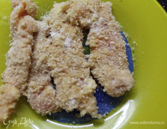 Каждый кусок сначала вываляйте в муке, затем окуните в яйцо и в конце обваляйте в сухарях.