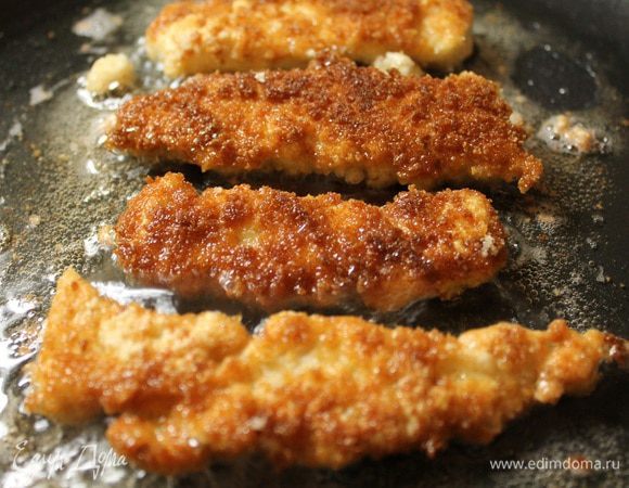 Разогрейте сковороду с маслом и обжаривайте каждый кусок по 2-3 минуты с каждой стороны до золотистой корочки.


Приятного аппетита!