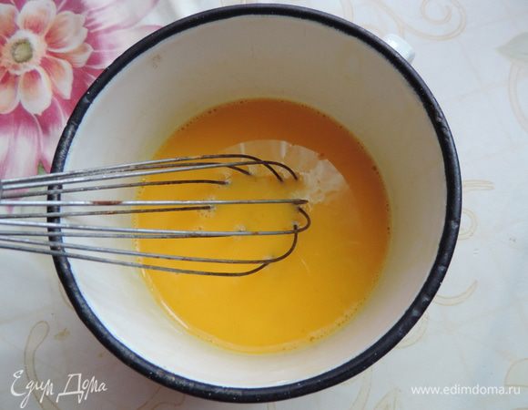 Яйца слегка взбиваем венчиком - только до однородности.