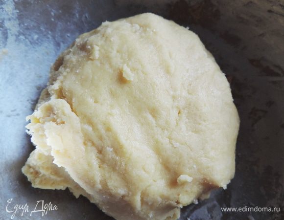 Добавляем яйца к масляно-мучной крошке и замешиваем мягкое тесто. Долго не месим - нам достаточно только перемешать все ингредиенты и собрать тесто в комок. Отправляем тесто в холодильник на полчаса.
