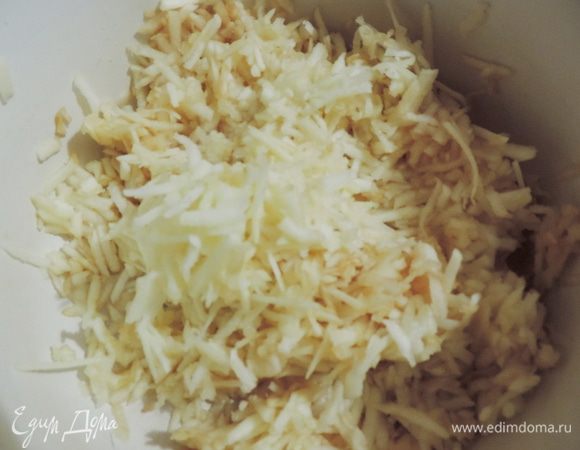 Тем временем займемся начинкой. Яблоки моем, чистим, удаляем сердцевину и натираем на крупной терке.