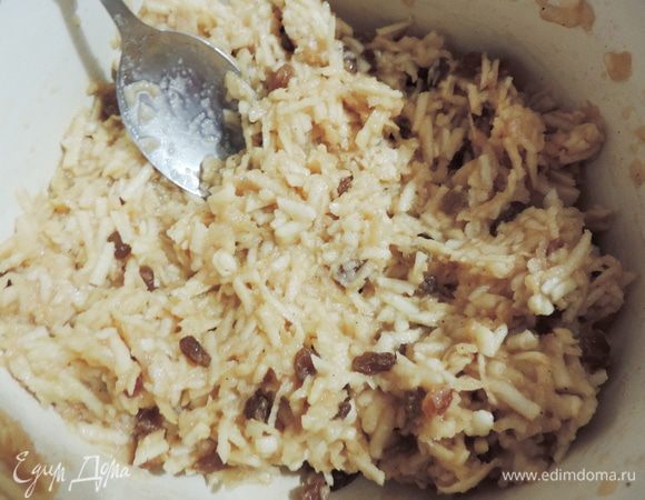 Добавляем к ним сахар, корицу, промытый изюм и крахмал. Ложки набираем хорошо полными, но без большой горки. Все перемешиваем до однородности.