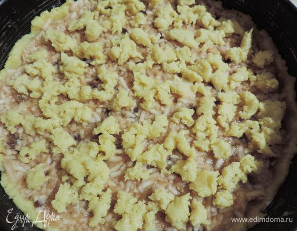 Оставшееся тесто рекомендовалось раскатать, вырезать кружочки и ими украсить верх пирога. мне стало лень - и я просто покрошила тесто сверху.