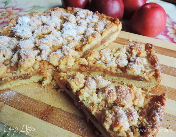 Выпекаем пирог в разогретой до 180 градусов духовке 40-50 минут. Пирог должен сверху зарумяниться, но следите, чтоб он не подгорел. Перед подачей полностью охладить и посыпать сахарной пудрой.