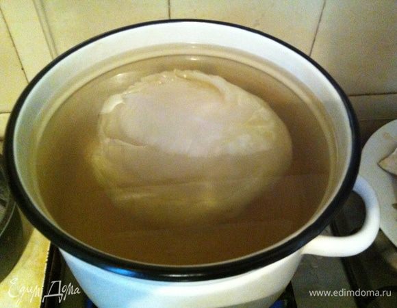 В большой кастрюле отварить капусту.