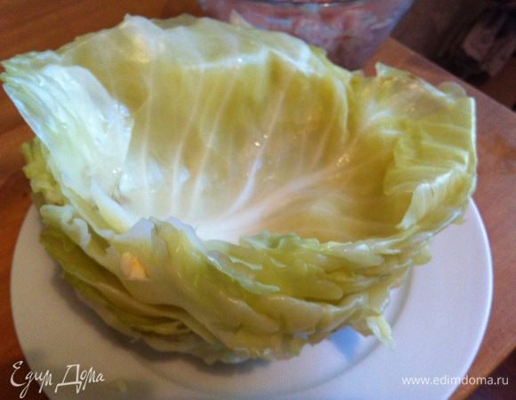 Разобрать отварную капусту на листья.