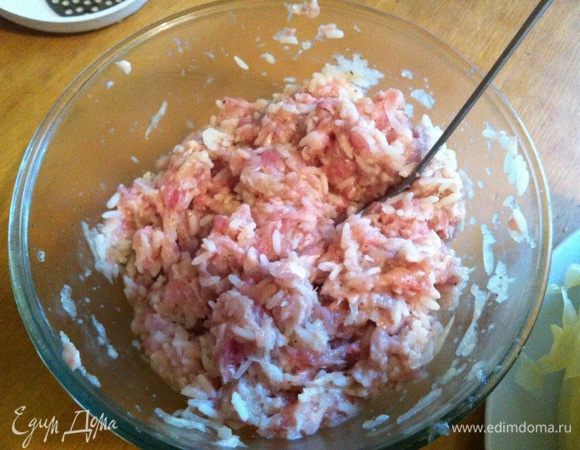 Рис отвариваем до полу готовности.Добавляем к фаршу.
Перемешиваем, солим перчим по вкусу.
