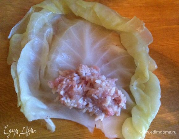 Фарш заворачиваем в листья капусты.