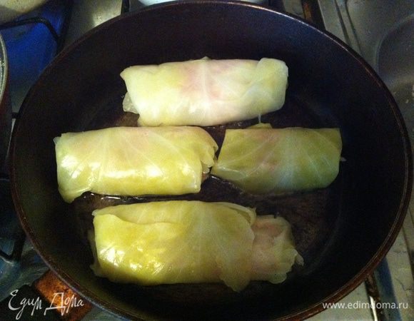 Голубцы обжариваем на сковороде с раст. маслом с двух сторон.