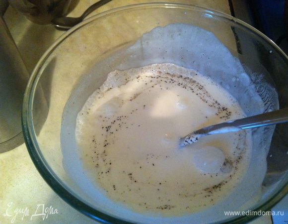 Соус:
Смешиваем сметану с томатной пастой, соли и перчим по вкусу.