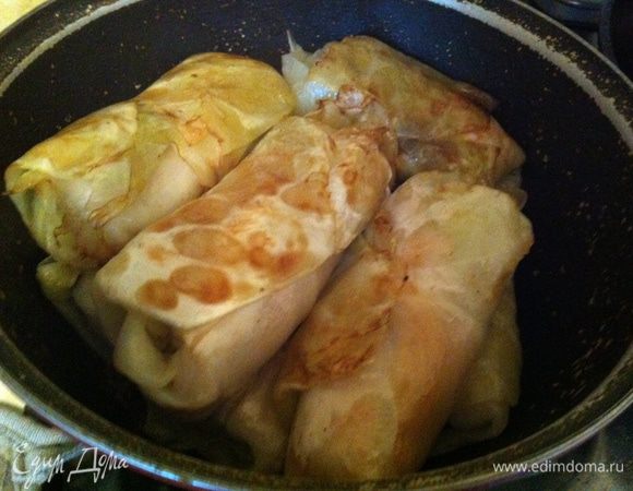 Голубцы складываем в глубокую форму или сковороду.
Заливаем соусом.
