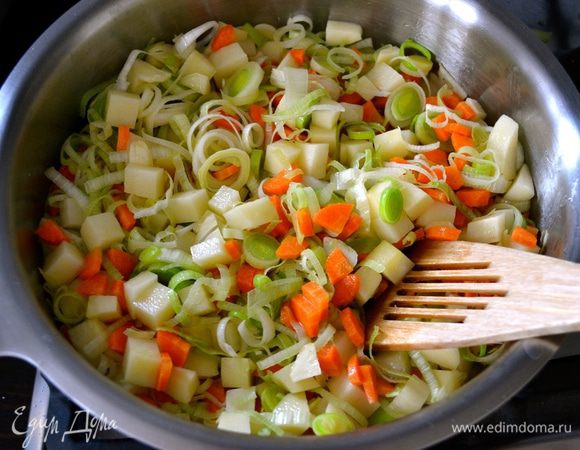 В сковороде с толстым дном разогреть оливковое масло и положить слегка обжариться овощи. Буквально 2-3 минуты на сильном огне... Овощи не должны зажариться, просто лук-порей должен стать чуть мягче! 