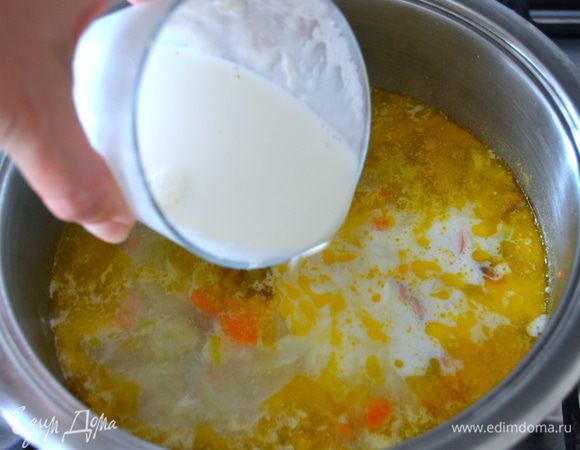 Тем временем сливки смешать с крахмалом (чтобы сливки не свернулись от вина) и через 10 минут влить сливки с крахмалом в суп. Перемешать.