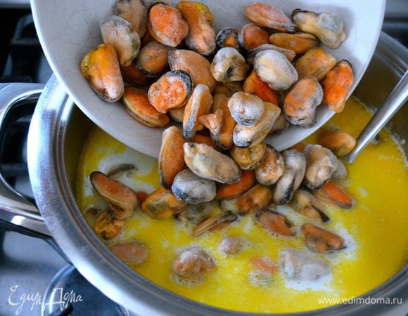 Добавить мидии. Снова довести до кипения и проварить еще около 10 минут (до готовности картофеля и моркови).