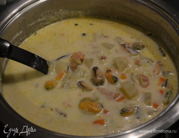 Суп готов! Мелко порубить свежую петрушку и подавать, щедро присыпав чаудер петрушкой!