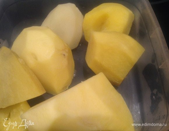 Разогрейте духовку до 170 градусов. Картофель почистите и отварите до полуготовности.