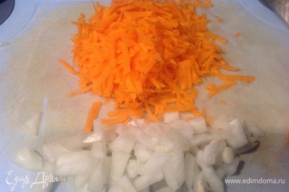 Почистите лук и морковь. Лук мелко нарежьте, а морковь натрите на крупной терке.