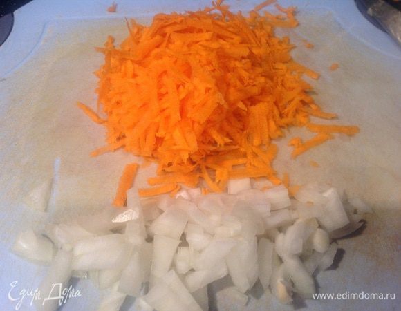 Почистите лук и морковь. Лук мелко нарежьте, а морковь натрите на крупной терке.