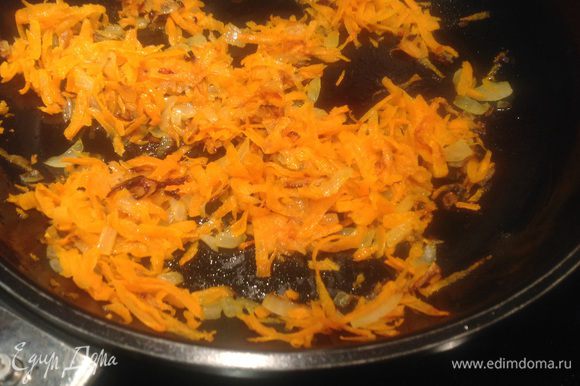 На раскаленную сковороду добавьте 1 ст л растительного масла и обжарьте лук до золотистости, затем добавьте морковь и жарьте еще 5-7 минут. Выложите.