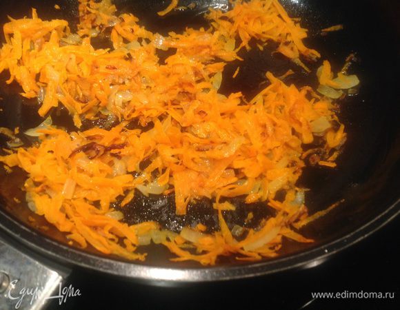 На раскаленную сковороду добавьте 1 ст л растительного масла и обжарьте лук до золотистости, затем добавьте морковь и жарьте еще 5-7 минут. Выложите.