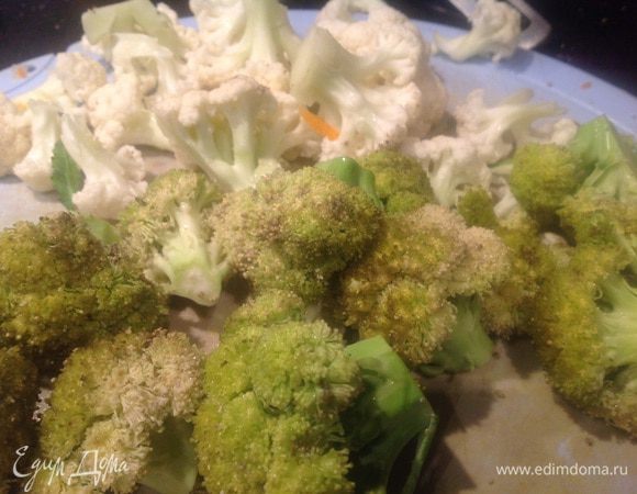 Цветную капусту и брокколи разберите на соцветия. Чеснок почистите и мелко порубите.