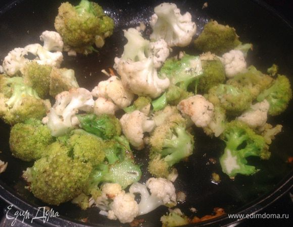 На той же сковороде быстро обжарьте цветную капусту и брокколи, добавьте чеснок, приправьте тимьяном, чуть-чуть посолите, сделайте огонь тише, накройте крышкой и тушите 7 минут. Выложите.