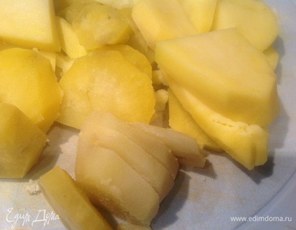 Картофель тонко нарежьте и выложите в форму для запекания.