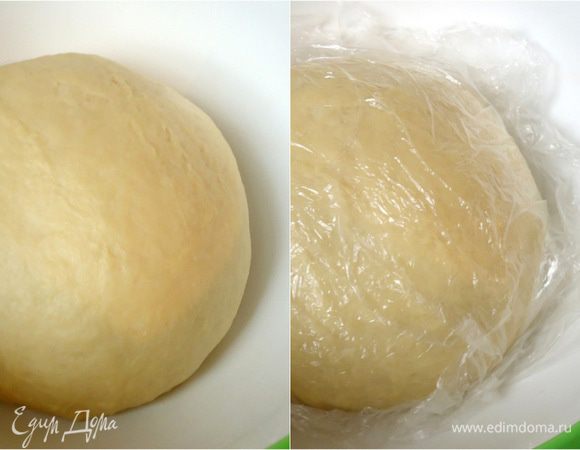 Хорошенько вымесить тесто на рабочей поверхности, положить в чашу и прикрыть пленкой. Убрать в теплое место, расстоять в течение 1.5 часов.
