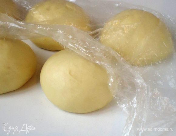 Готовое тесто разделить на кусочки примерно по 150 грамм. У меня получилось 5 частей. Можно конечно разделить и на большее количество кусочков – это по желанию, тогда будет больше слоев.   Скатать их в шар и накрыть  пленкой,  дать отдохнуть 10-15 минут, прикрыв полотенцем или пленкой.

