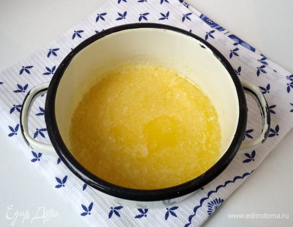 За это время растопить и остудить сливочное масло.