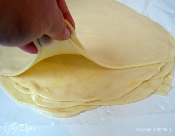 Наложить лепешки одна на другую и еще раз раскатать в большую лепешку, около 40 см диаметром. 
